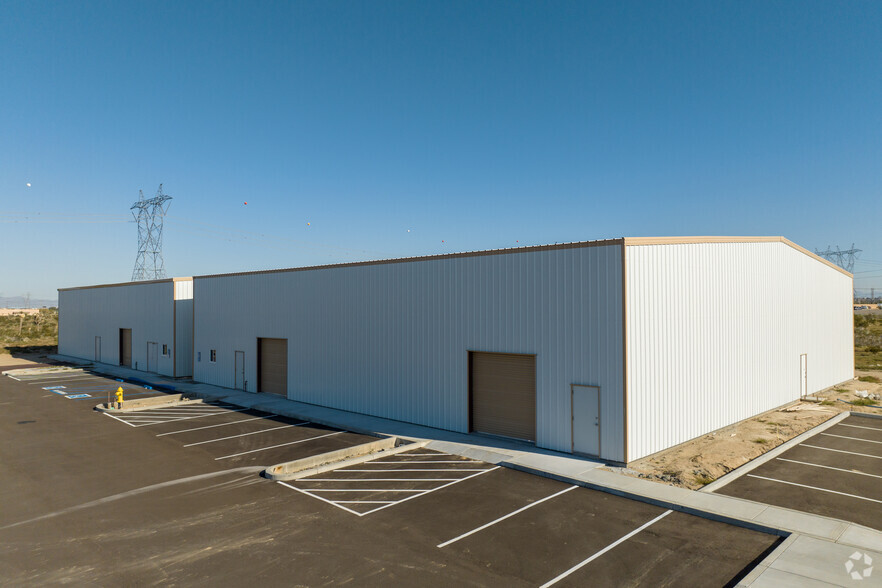 17021 Aster, Adelanto, CA for lease - Primary Photo - Image 1 of 6