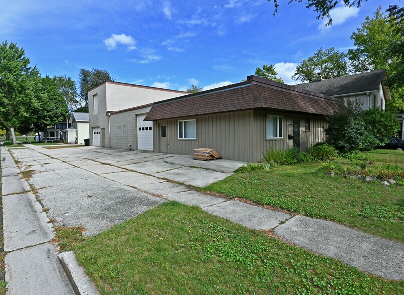 602 E Union St, Oconomowoc, WI for sale - Building Photo - Image 1 of 1