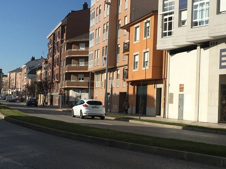 Retail in Ponferrada, León for lease - Building Photo - Image 2 of 3