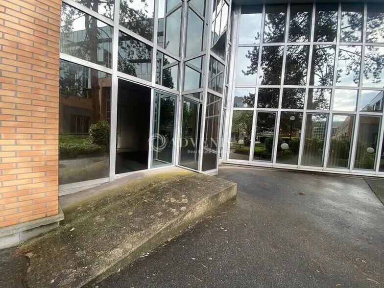 Office in Saint-Germain-en-Laye for lease - Building Photo - Image 1 of 3