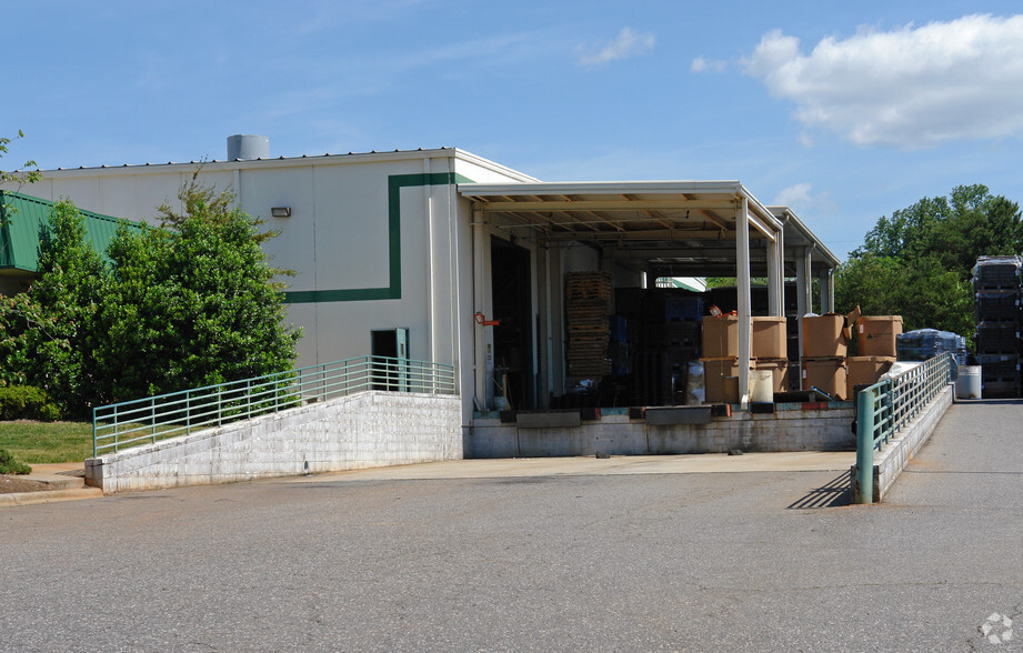 243 Performance Dr, Hickory, NC for lease - Building Photo - Image 3 of 3