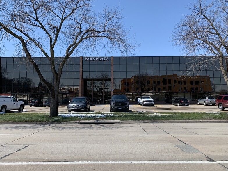 301 S 70th St, Lincoln, NE for lease - Building Photo - Image 3 of 22