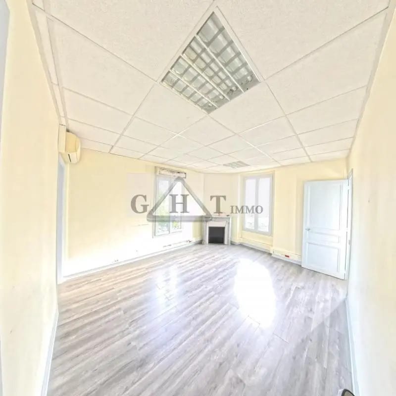 Office in Créteil for lease Interior Photo- Image 1 of 7