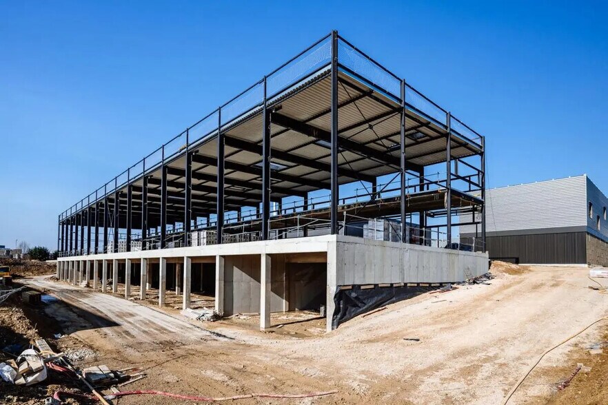 Industrial in Courtry for lease - Building Photo - Image 2 of 12