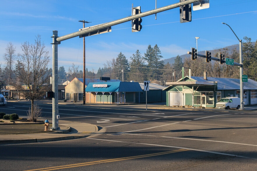 144 N Redwood Hwy, Cave Junction, OR for sale - Building Photo - Image 2 of 13