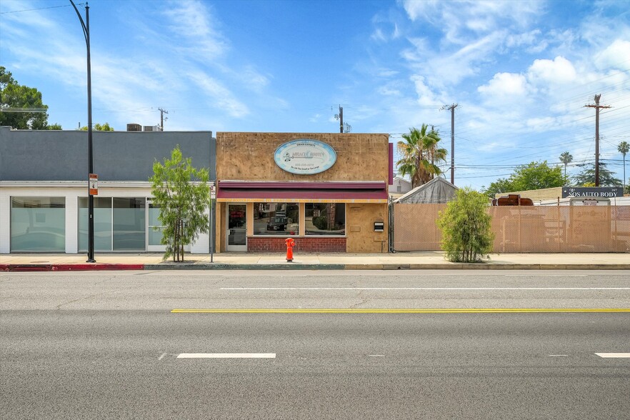 4204 W Burbank Boulevard Portfolio portfolio of 3 properties for sale on LoopNet.com - Building Photo - Image 3 of 8