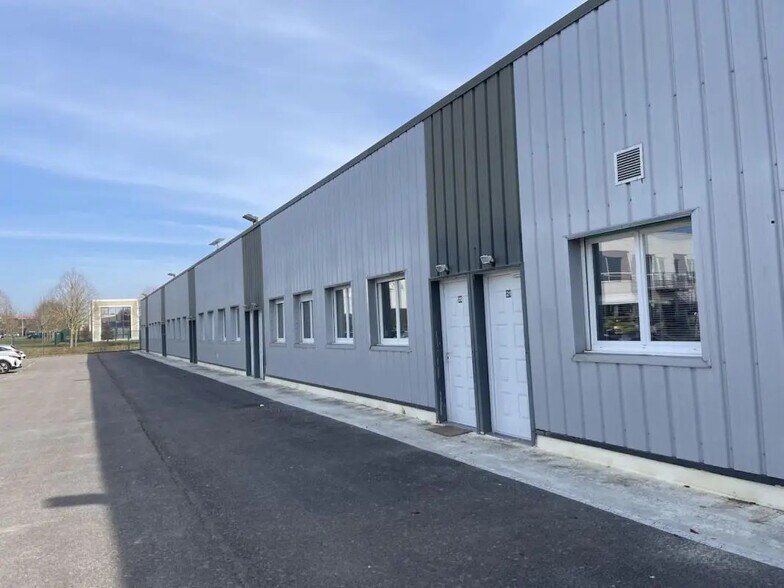 Office in Évreux for lease - Building Photo - Image 2 of 3