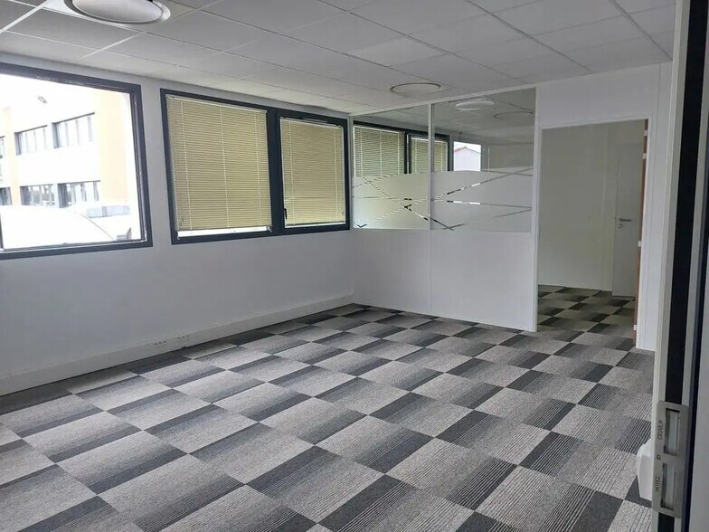 Office in Rezé for lease - Interior Photo - Image 2 of 5