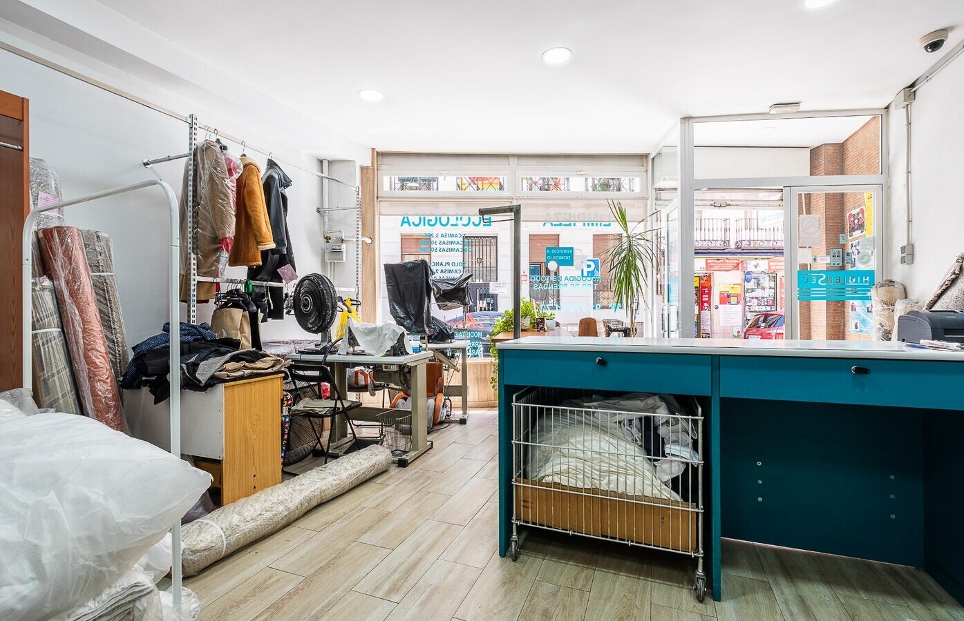 Madrid, MAD 28008 - Unit 03 - - Interior Photo - Image 2 of 16