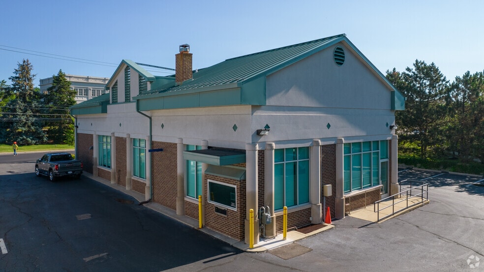 35 W Long Lake Rd, Bloomfield Hills, MI for lease - Building Photo - Image 3 of 13
