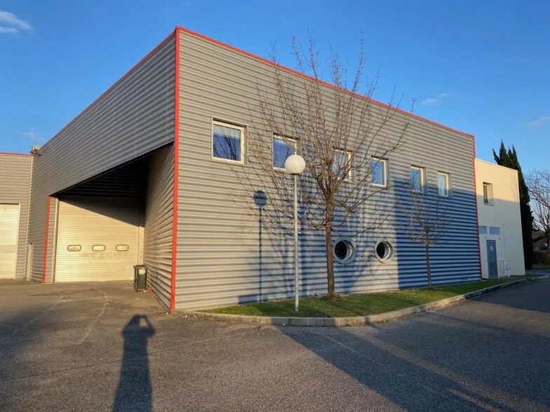 Office in Saint-Priest for lease - Building Photo - Image 1 of 6