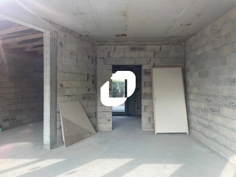 Retail in Biganos for lease - Interior Photo - Image 2 of 9