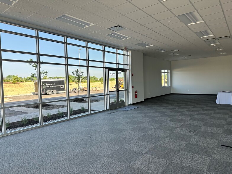 2031 Geneva Dr, Geneva, IL for lease - Interior Photo - Image 3 of 4