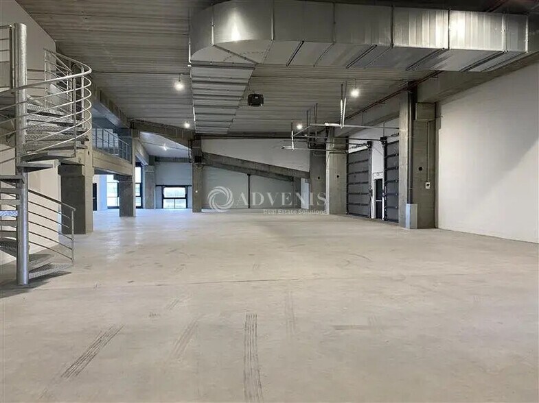 Flex in Colombes for lease - Building Photo - Image 2 of 9