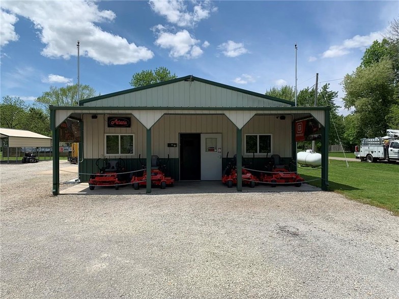 893 Chestnut Ave, Neoga, IL for sale - Primary Photo - Image 1 of 1