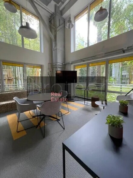 Office in Bègles for lease - Building Photo - Image 3 of 9