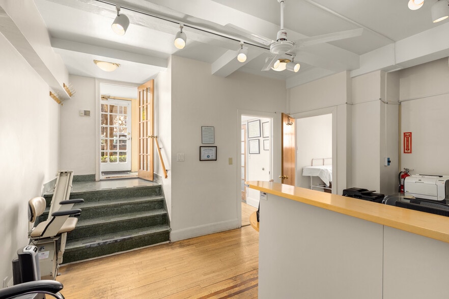 235 E 22nd St, New York, NY for sale - Interior Photo - Image 2 of 19