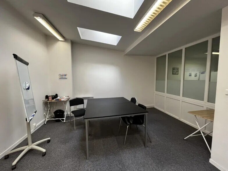 Office in Amiens for lease - Interior Photo - Image 3 of 3