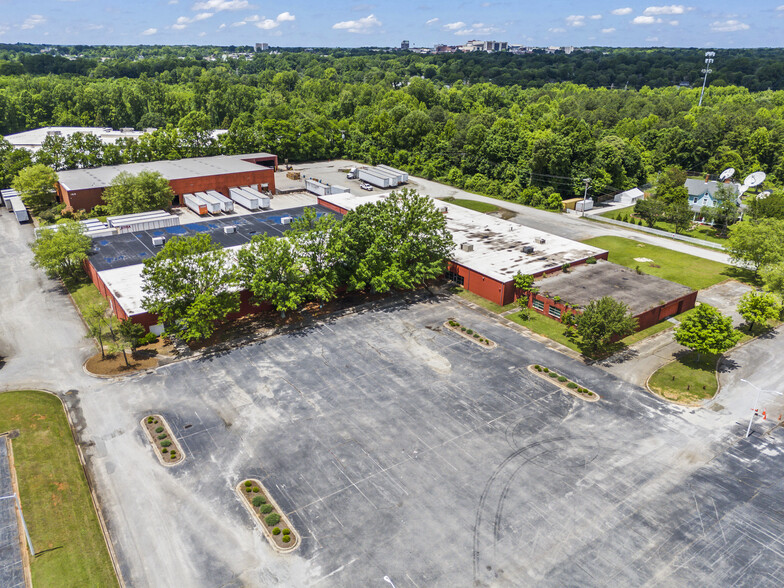 2064 Brentwood St, High Point, NC for lease - Building Photo - Image 1 of 15