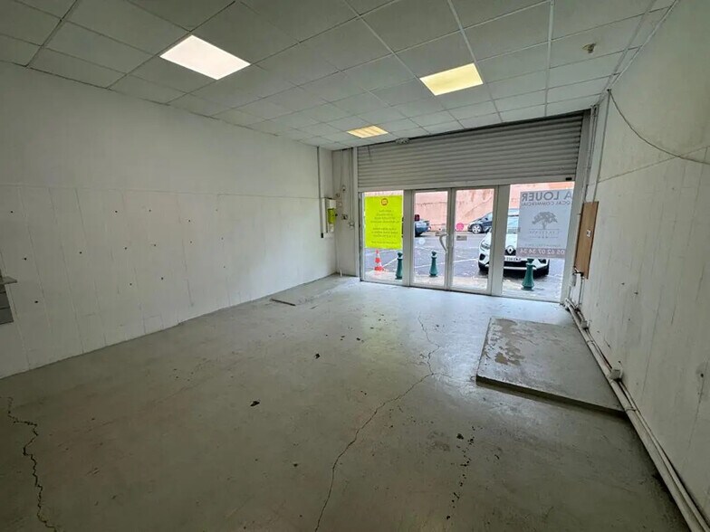 Retail in L'ISLE-JOURDAIN for lease - Interior Photo - Image 2 of 4
