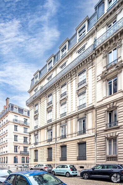 Office in Lyon for lease - Building Photo - Image 2 of 3