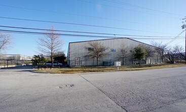 1610 Dungan Ln, Austin, TX for lease Building Photo- Image 1 of 3