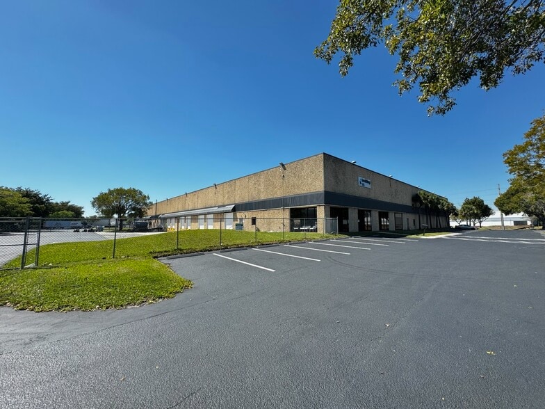 5360 NW 35th Ave, Fort Lauderdale, FL for lease - Building Photo - Image 1 of 17