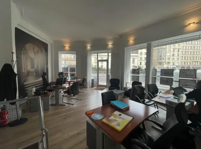 Retail in Paris for lease Interior Photo- Image 1 of 1