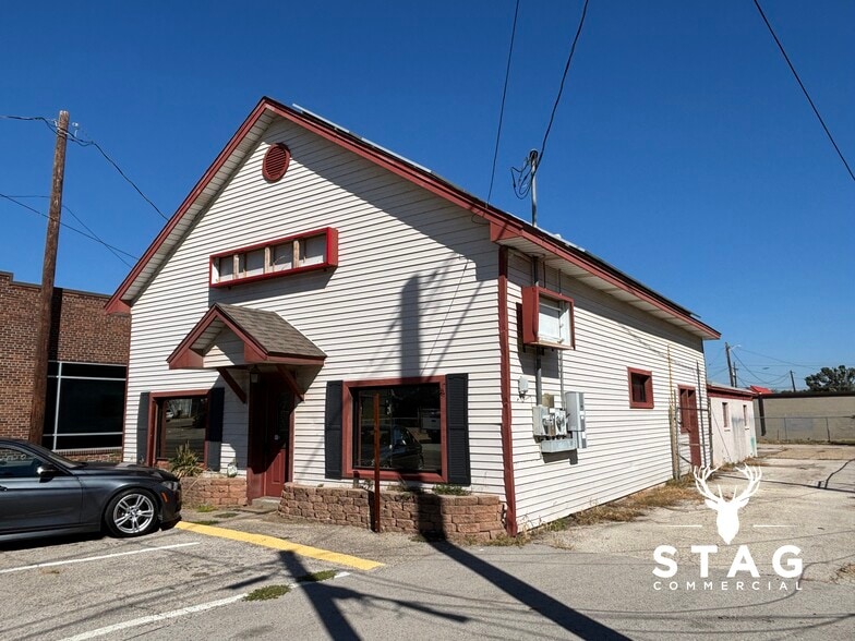 711 S Elm St, Denton, TX for lease - Building Photo - Image 1 of 18