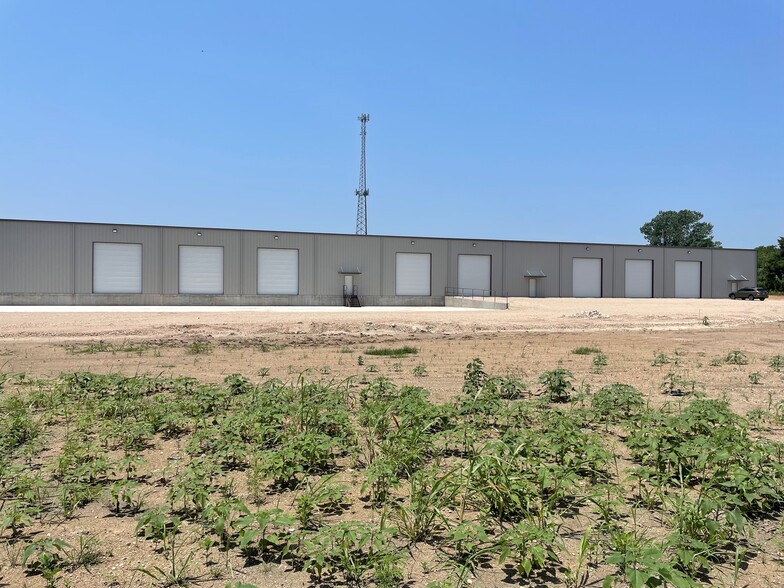 14597 N IH 35, Elm Mott, TX for lease - Building Photo - Image 3 of 9