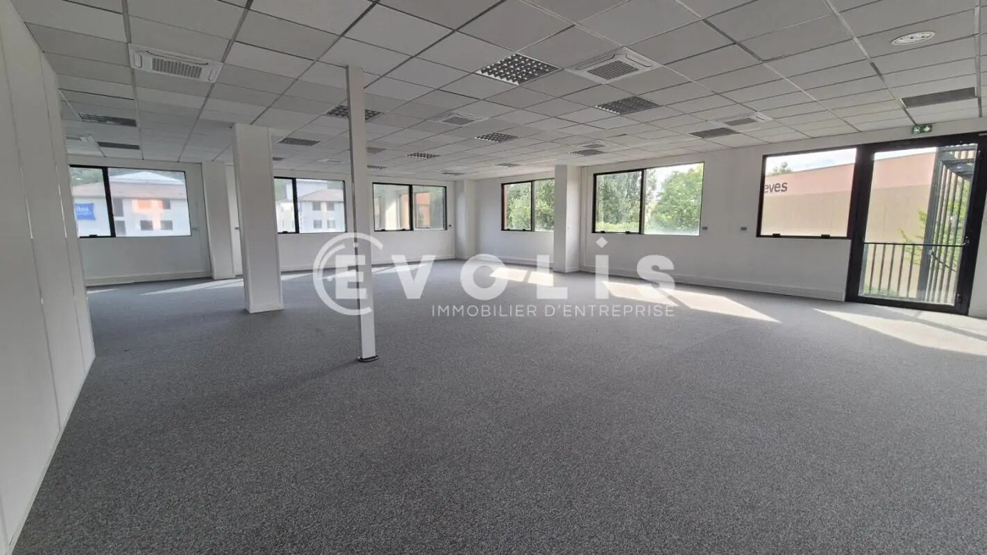 Office in Saint-Thibault-des-Vignes for lease Interior Photo- Image 1 of 13