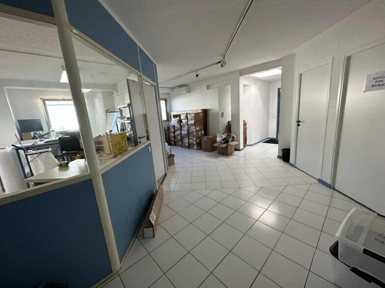 Office in Saint-Laurent-du-Var for lease - Interior Photo - Image 1 of 7