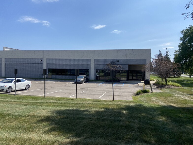 2040 Crooks Rd, Troy, MI for lease - Building Photo - Image 2 of 3