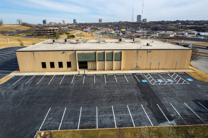 1211 W Cambridge Circle Dr, Kansas City, KS for lease - Building Photo - Image 1 of 37