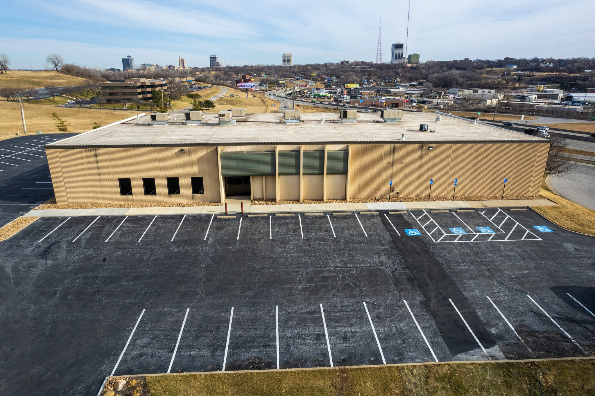 1211 W Cambridge Circle Dr, Kansas City, KS for lease Building Photo- Image 1 of 38