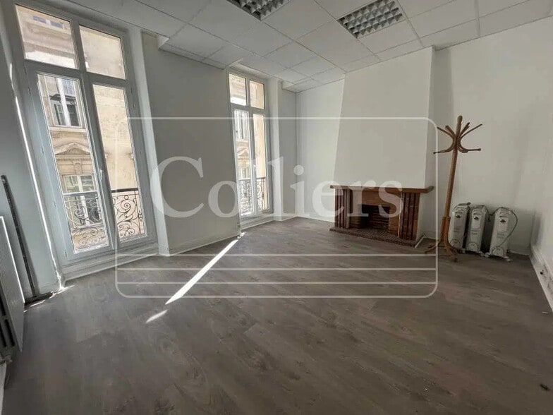 Office in Marseille for lease - Interior Photo - Image 1 of 9