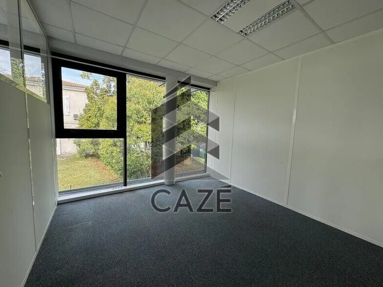 Office in Lormont for lease - Interior Photo - Image 3 of 6
