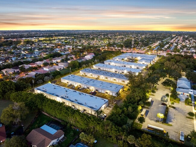 More details for 10050 Spanish Isles Blvd, Boca Raton, FL - Flex, Industrial for Lease