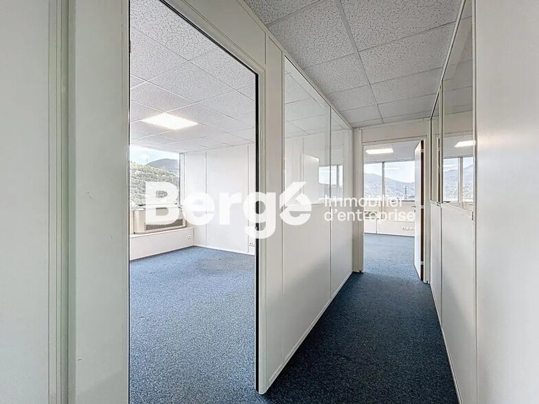 Office in Carros for lease - Interior Photo - Image 3 of 10