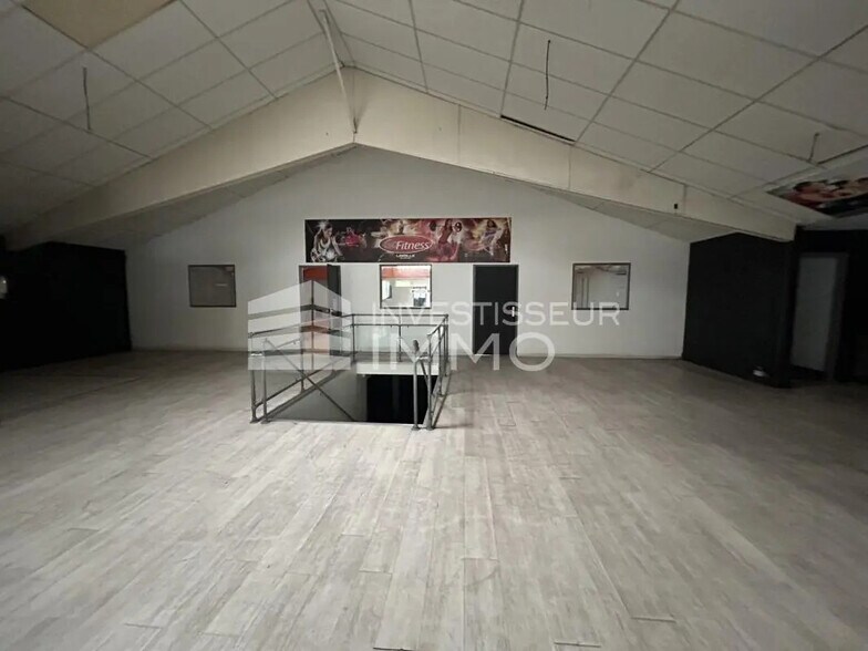 Retail in Taverny for sale - Interior Photo - Image 2 of 4