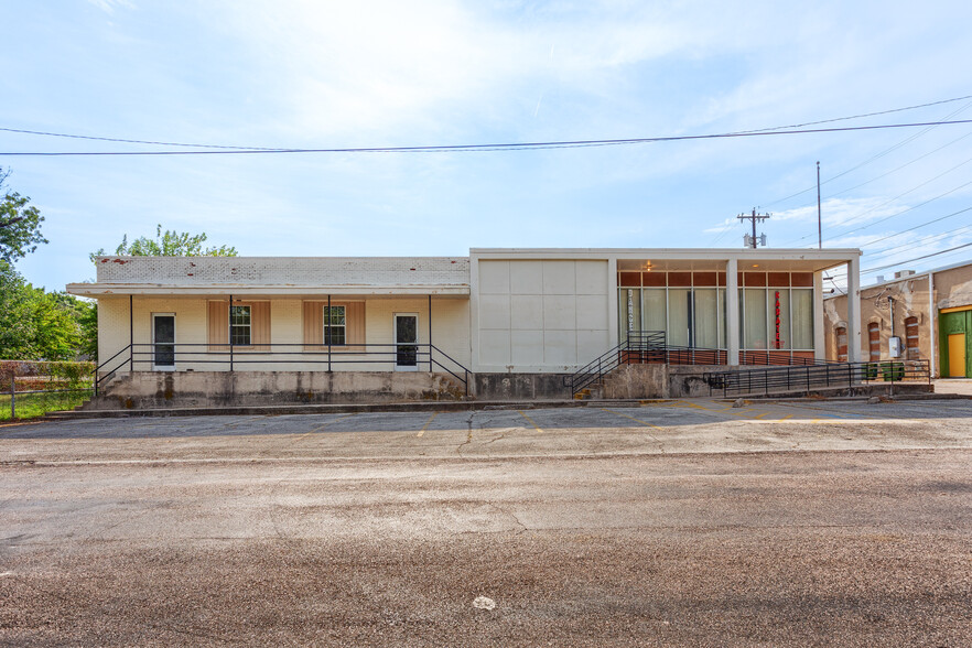 100 Collinsville St, Whitesboro, TX for lease - Primary Photo - Image 1 of 27