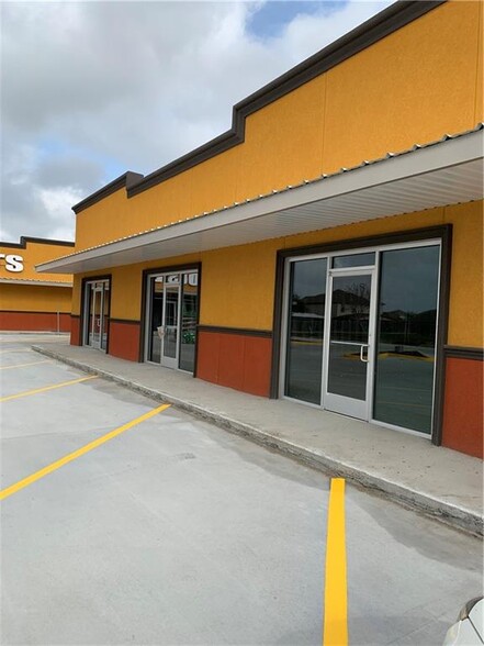 3114 Holly Road, Corpus Christi, TX for lease - Building Photo - Image 2 of 5