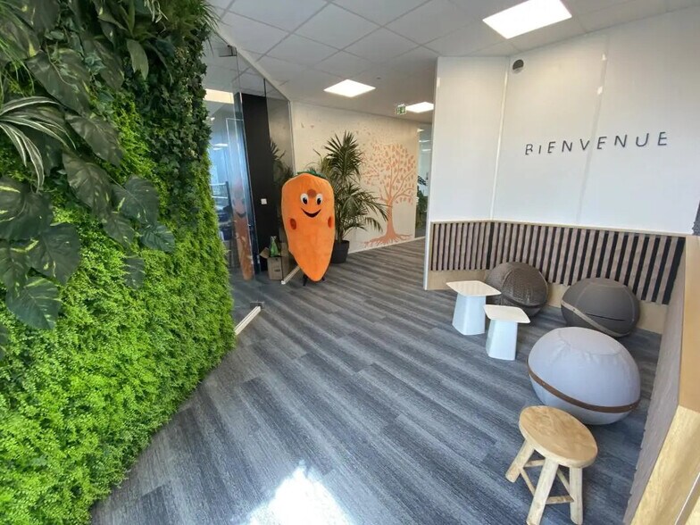 Office in Eysines for lease - Building Photo - Image 2 of 10