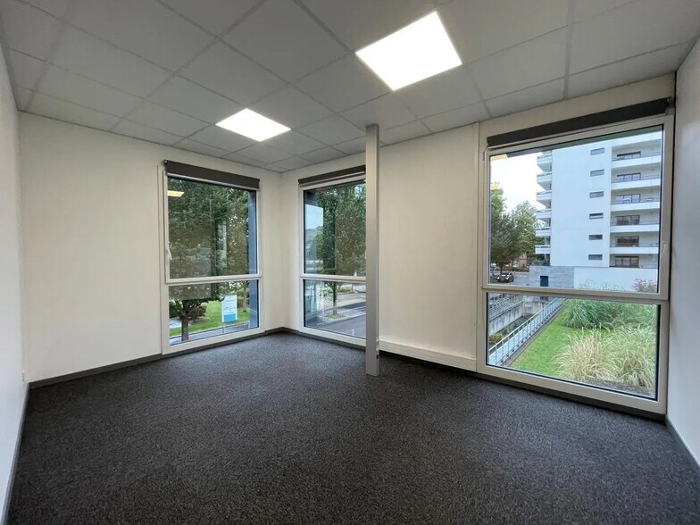 Office in Rouen for lease - Interior Photo - Image 2 of 12