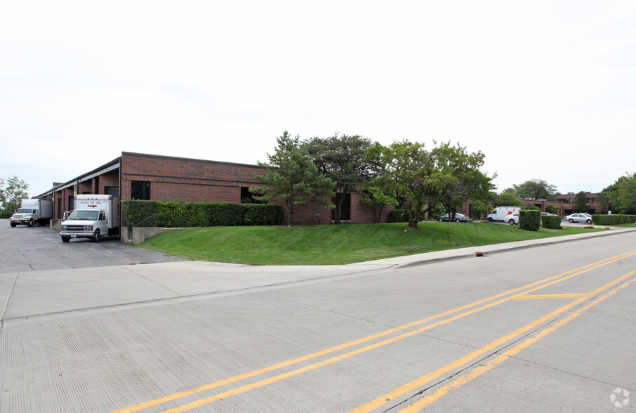 3300-3398 Commercial Ave, Northbrook, IL for lease - Building Photo - Image 3 of 4