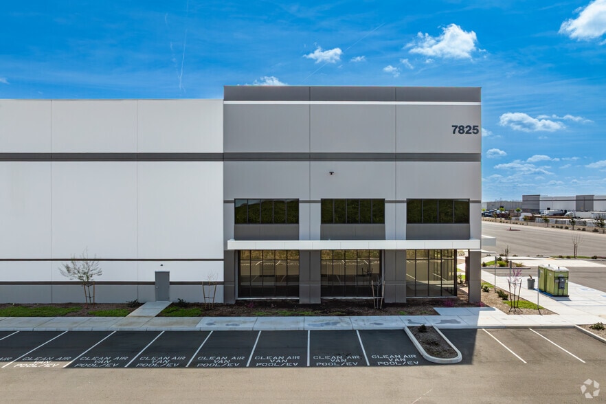 7825 W Riggin Rd, Visalia, CA for lease - Building Photo - Image 3 of 7
