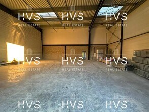 Flex in Venelles for lease Interior Photo- Image 1 of 9