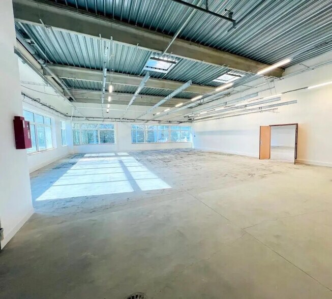 Office in Élancourt for lease - Interior Photo - Image 3 of 10