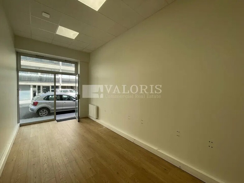 Retail in Lyon for lease - Interior Photo - Image 2 of 5