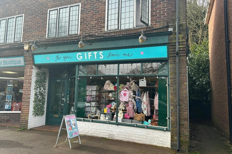 21-22 Station Parade, Virginia Water for lease - Building Photo - Image 2 of 2